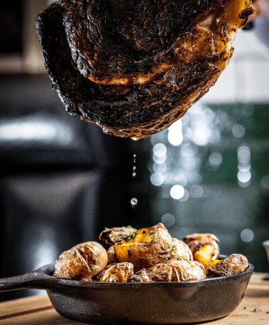 Hanging steak with roast potatoes