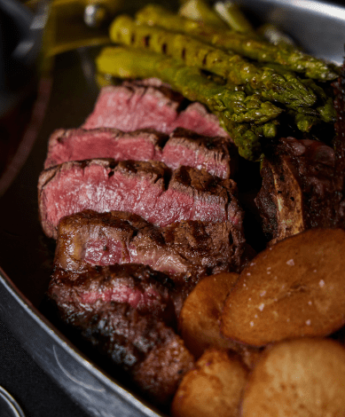 Steak with roast potatoes and asparagus