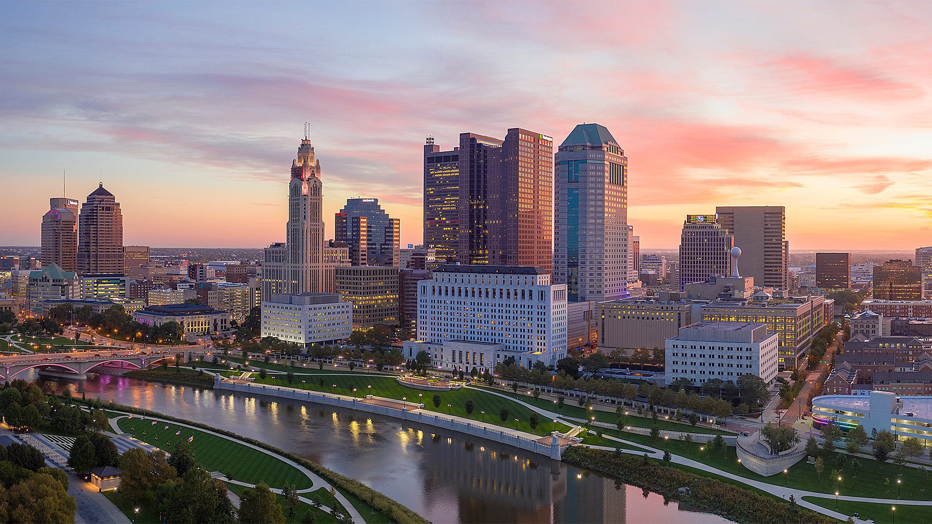 Photo depicting city of Columbus skyline at sunset